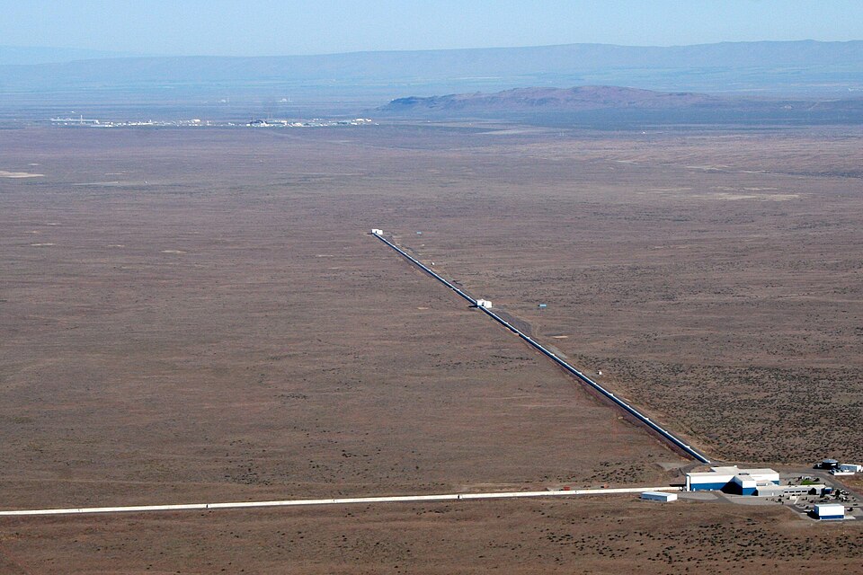 The Ligo Laboratory in Handford, Washington showing both perpendicular legs of this new kind of telescope Aerial view of the LIGO Hanford, Washington Observatory